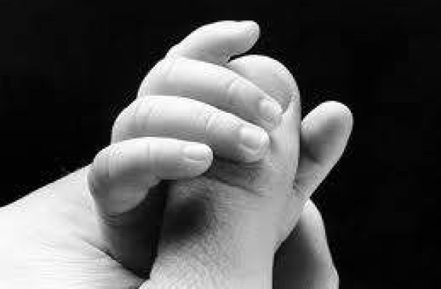 Anchete la Spitalul Judetean din Resita in cazul unui bebelus cu mana rupta