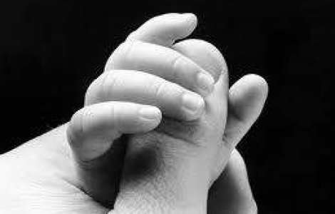 Anchete la Spitalul Judetean din Resita in cazul unui bebelus cu mana rupta