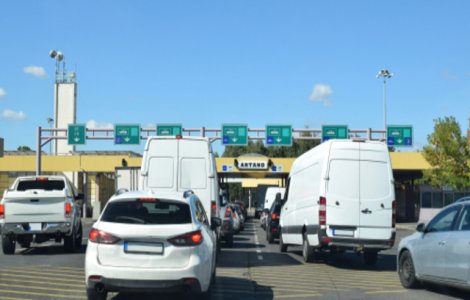 Cozi de 10 km la Vama din Nădlac. Peste 30.000 români au trecut frontiera fără control epidemiologic