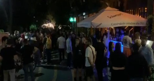 Petrecere în Herăstrău. Sute de tineri s-au distrat la un party în aer liber