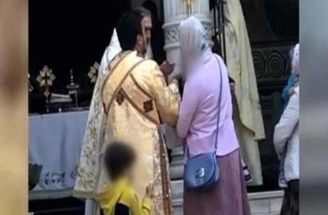 Gest sfidător: IPS Teodosie &icirc;mpărtășește copiii cu aceeași linguriță. Cum a reacționat Patriarhia