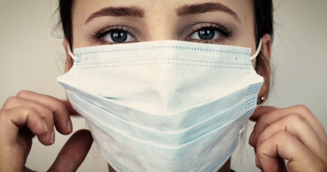 Masca de protecție și canicula, o combinație nefericită pentru unii dintre noi
