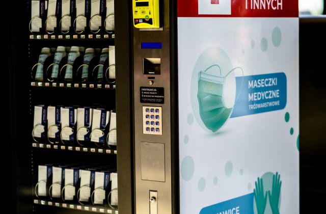 FOTO Primele automate cu măști și dezinfectant din Capitală. Unde au fost amplasate