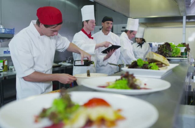 Secretele celor mai buni bucătari, dezvăluite: 7 trucuri simple care te vor ajuta să faci minuni culinare