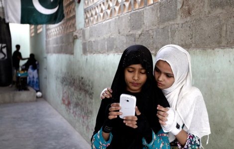 Două adolescente, împușcate de familie din cauza unui video apărut pe internet