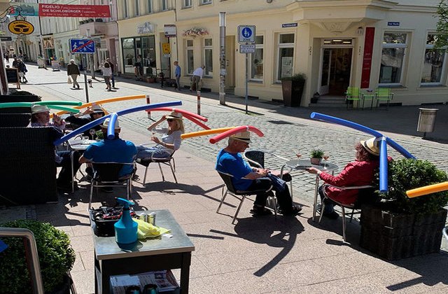 FOTO Metoda inedită prin care o cafenea își protejează clienții de coronavirus. Imaginile au devenit virale