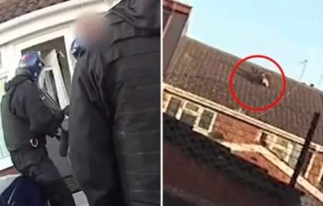 VIDEO Cum a încercat un infractor să scape de un seif, cu poliția la ușă