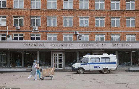 FOTO Asistentă din Rusia își tratează pacienții purtând doar lenjerie intimă