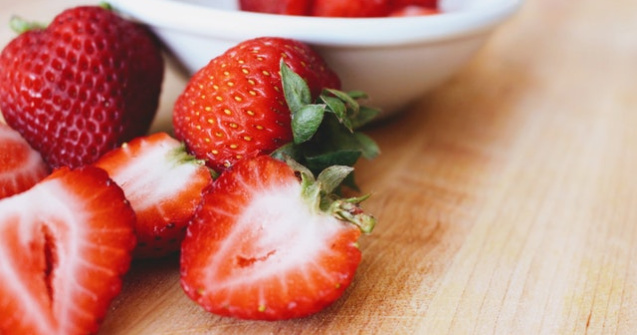 VIDEO Ce se întâmplă atunci când pui căpșunele în apă cu sare