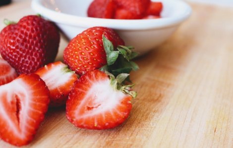 VIDEO Ce se întâmplă atunci când pui căpșunele în apă cu sare