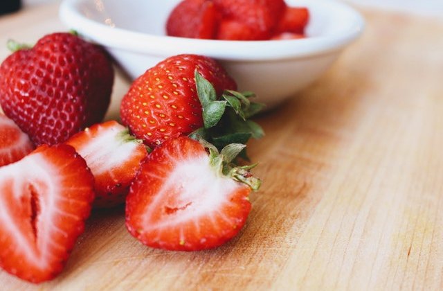 VIDEO Ce se &icirc;nt&acirc;mplă atunci c&acirc;nd pui căpșunele &icirc;n apă cu sare