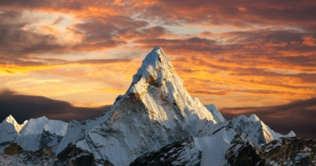 Muntele Everest așa cum nu l-ai văzut niciodată: imagini surprinse cu drona