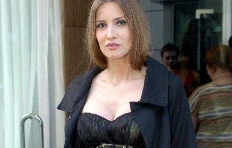 Iulia Albu o face praf pe Moni