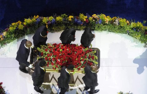 VIDEO: Michael, inmormantat alaturi de celebritati