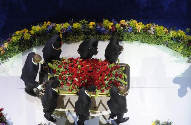 VIDEO: Michael, inmormantat alaturi de celebritati