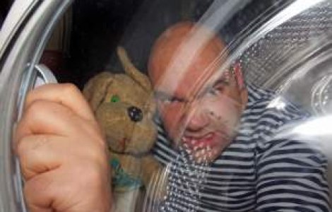 Studiu: Barbatii casatoriti care fac mai des curatenie, au mai putine raporturi sexuale