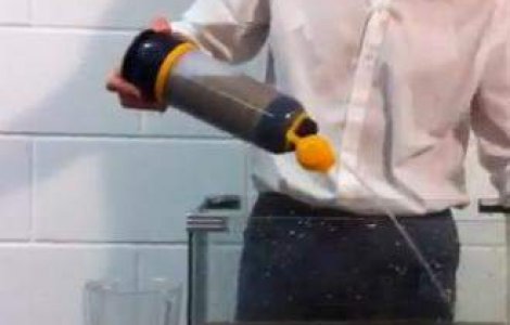 Prima sticla care poate filtra complet apa