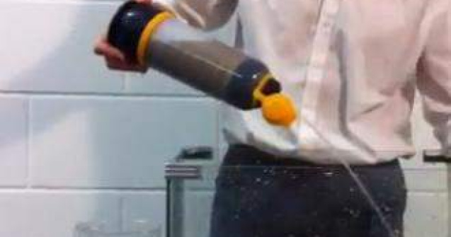 Prima sticla care poate filtra complet apa