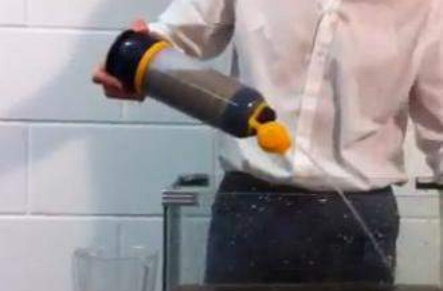 Prima sticla care poate filtra complet apa