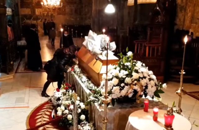 VIDEO Enoriașii n-au ținut cont de măsurile de siguranță: Au pupat sicriul lui ÎPS Pimen, decedat de coronavirus