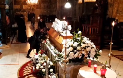 VIDEO Enoriașii n-au ținut cont de măsuri: Au pupat sicriul lui ÎPS Pimen