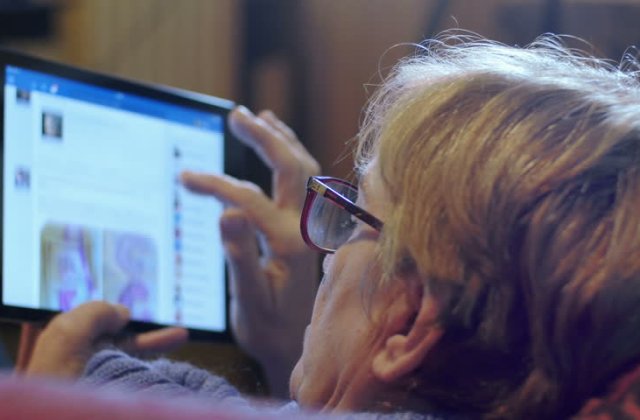 Bunică obligată la tribunal să șteargă pozele cu nepoții de pe Facebook