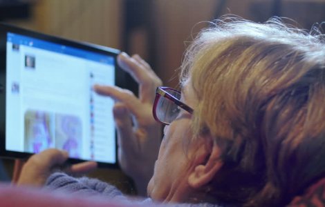 Bunică obligată la tribunal să șteargă pozele cu nepoții de pe Facebook