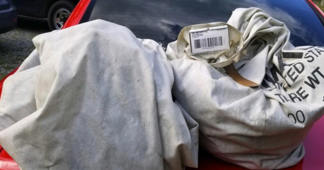 Au crezut că e un sac de gunoi, dar au găsit un milion de dolari pe drum