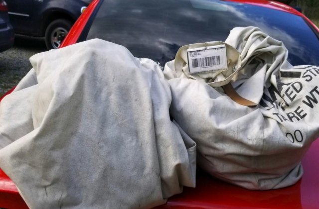 Au crezut că e un sac de gunoi, dar au găsit un milion de dolari în mijlocul drumului