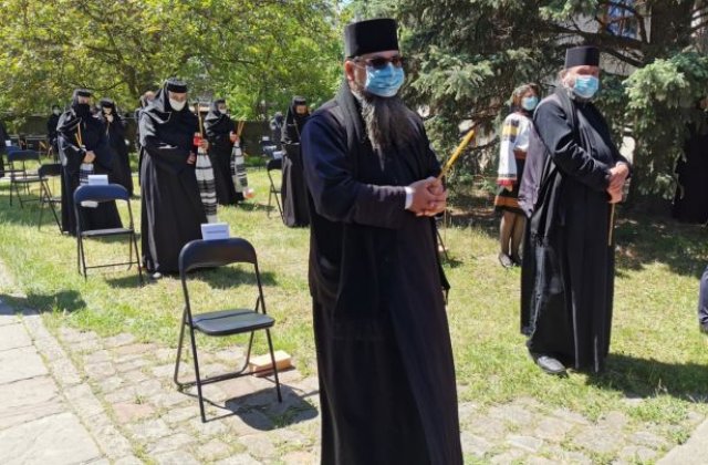 VIDEO Înmormântarea Arhiepiscopului Pimen la Sihăstria Putnei. Sute de credincioși au fost prezenți