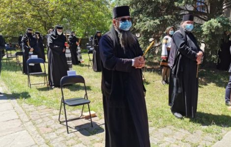VIDEO Înmormântarea Arhiepiscopului Pimen la Sihăstria Putnei. Sute de credincioși au fost prezenți