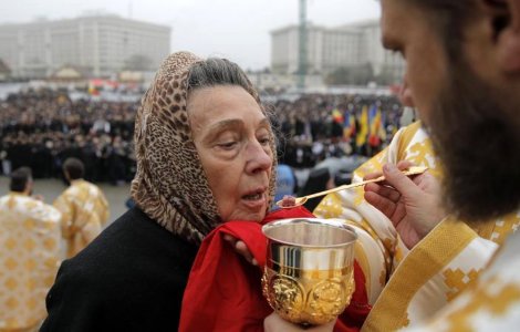 Noi reguli la slujbe: Lingurița de împărtășanie, dezinfectată de fiecare dată