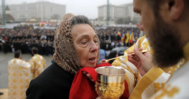 Noi reguli la slujbe: Lingurița de împărtășanie, dezinfectată de fiecare dată