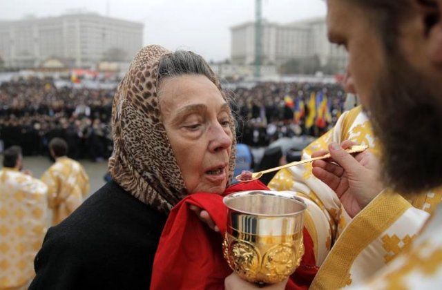 Noi reguli pentru slujbe: Lingurița de împărtășanie, dezinfectată după fiecare credincios