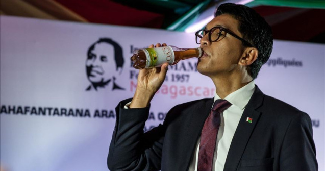 Președintele din Madagascar promovează ”ceaiul minune” care te apără de virus