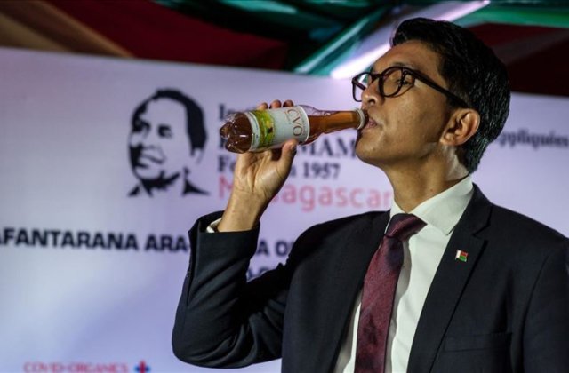 Președintele din Madagascar promovează ”ceaiul minune” care te apără de virus