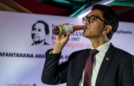 Președintele din Madagascar promovează ”ceaiul minune” care te apără de virus