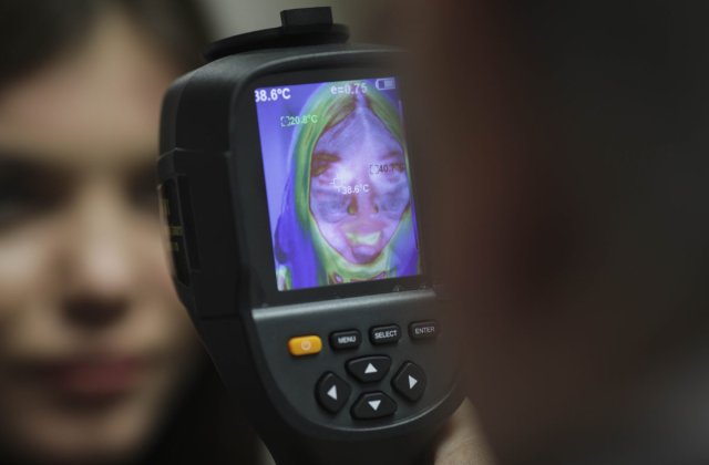 Măsurarea temperaturii la intrarea în spațiile închise, motiv pentru zeci de plângeri la Avocatul Poporului