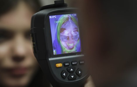 AP: Zeci de plângeri pentru măsurarea temperaturii la intrarea în spații închise