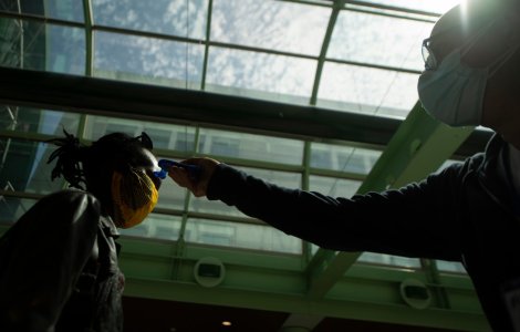 Scandal cu termometru la Vaslui: ”Nu vă apropiați, nu accept așa ceva”