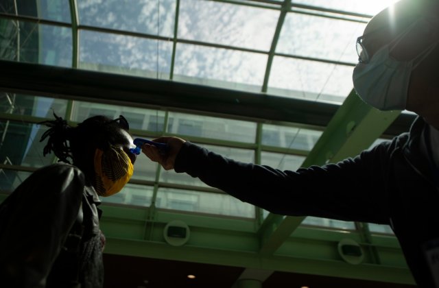 VIDEO Scandal cu termometru la Vaslui: ”Nu vă apropiați, nu accept așa ceva, aparatul nu este omologat, nu aveți niciun drept”