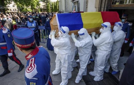 De ce IPS Pimen a fost înmormântat cu sute de oameni: ”E foarte greu să refuzi”