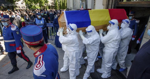 De ce IPS Pimen a fost înmormântat cu sute de oameni: ”E foarte greu să refuzi”