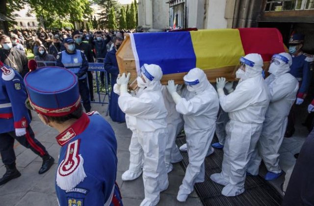 De ce IPS Pimen a fost înmormântat cu sute de oameni: ”E foarte greu să refuzi când e vorba de așa ceva”