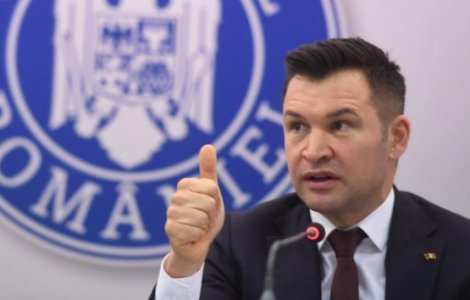 Ministrul Sportului, în chiloți la televizor, după ce i-a alunecat camera web