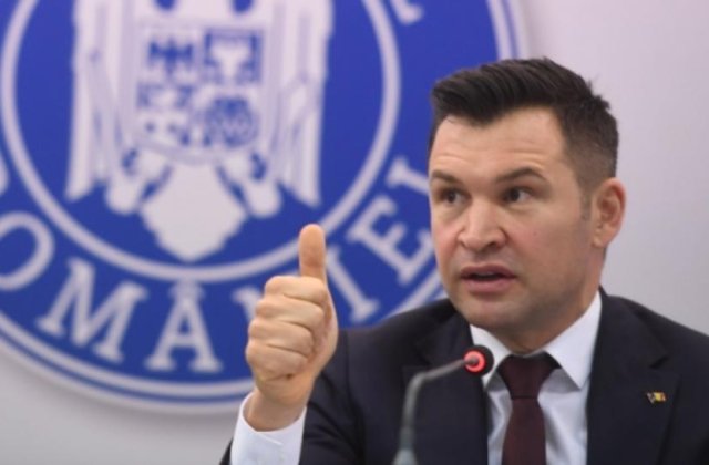 VIDEO Ministrul Sportului, &icirc;n chiloți la televizor, după ce i-a alunecat camera web