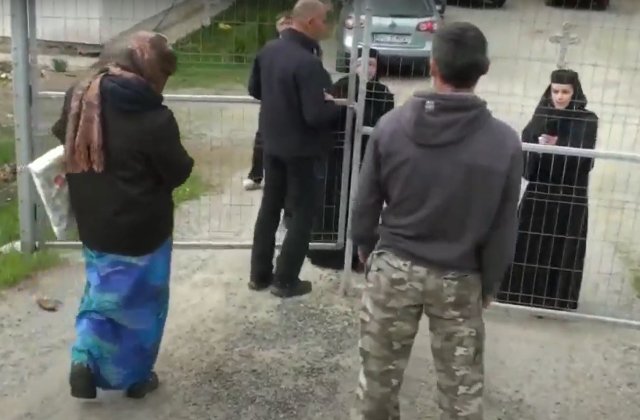 VIDEO Agresați de enoriași, după ce au încercat să filmeze pe furiș o slujbă. Reacția Patriarhiei