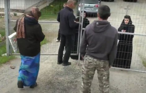 Agresați de enoriași, după ce au încercat să filmeze o slujbă