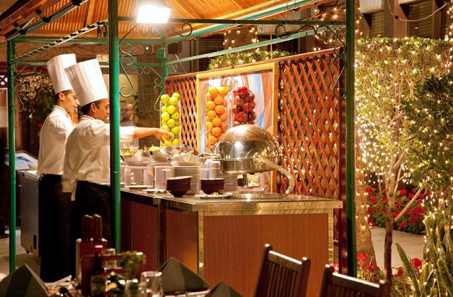 Restaurantul saudit care oferă în meniu ”boicot de brânză”, ”canapea de lux”, ”probleme populare” și ”fasole, domnilor”