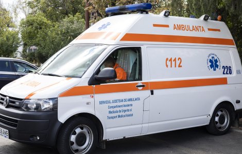 Angajați ai Ambulanței, trimiși la cazuri de Covid-19 cu combinezoane rupte